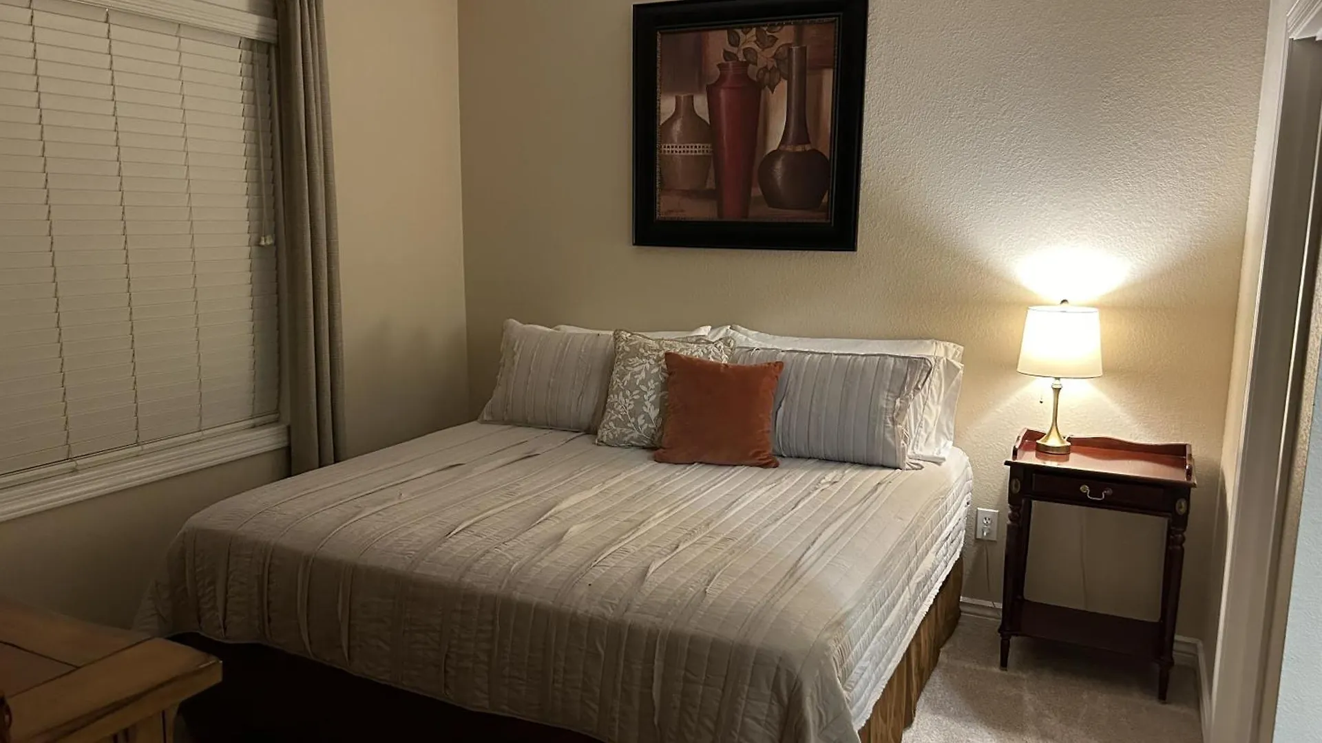 Pristine Top Floor Condo With Access To Clubhouse & Pools Phoenix