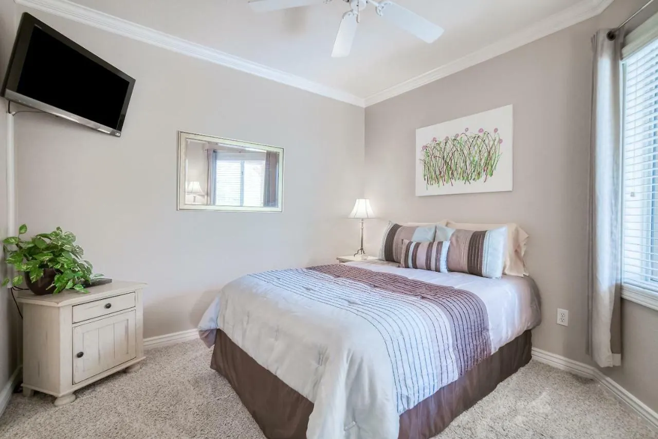 Pristine Top Floor Condo With Access To Clubhouse & Pools Phoenix 0*,