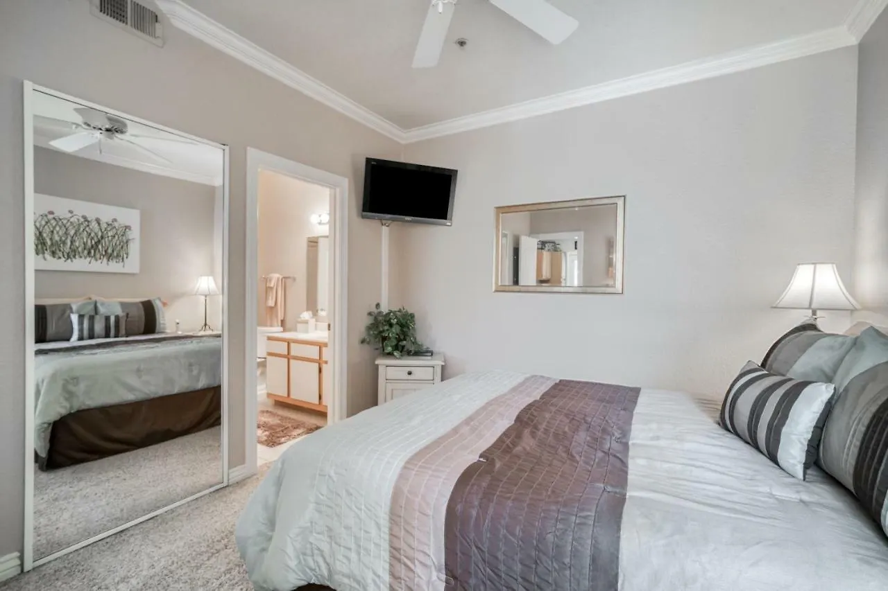 Pristine Top Floor Condo With Access To Clubhouse & Pools Phoenix