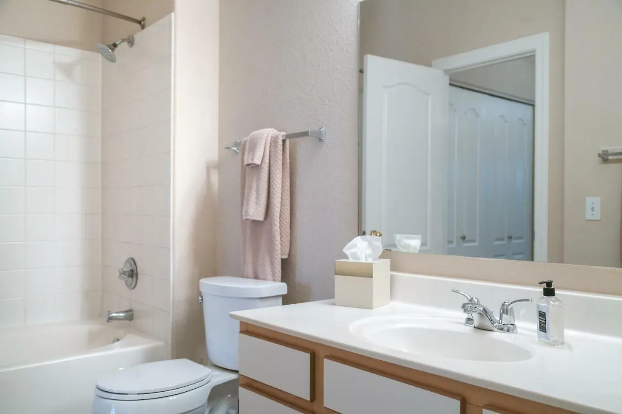Pristine Top Floor Condo With Access To Clubhouse & Pools Phoenix